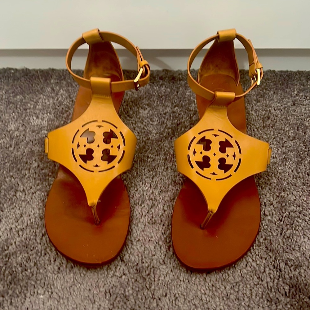Tory Burch authentic Sandal. Tan brown in color. Beautiful condition.